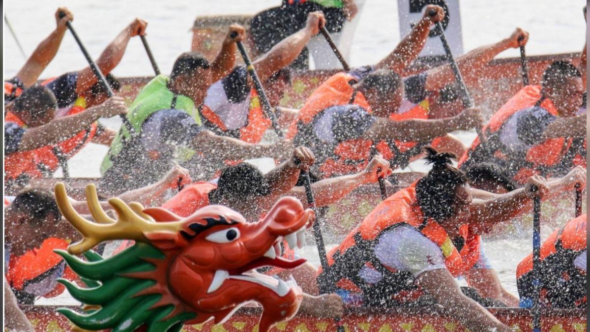 大陸端午3天連假，各省湧現遊客賞龍舟競賽。（圖／百度）