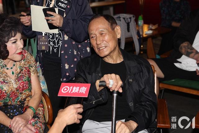 去年陳惠敏又因髖關節出現問題而接受手術，出門都得靠拐杖輔助。（圖／香港01）