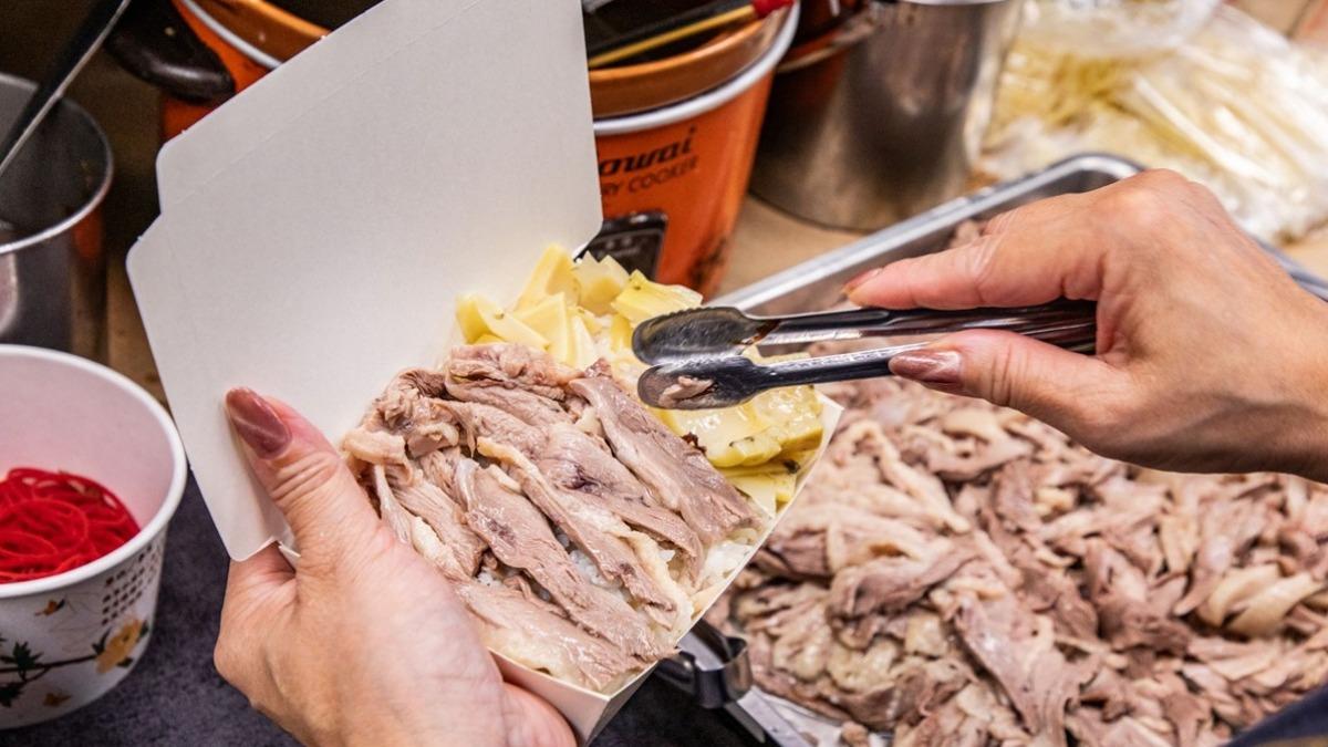 「無骨鵝肉飯」(95元)肉量給得很多,幾乎都看不到底下的白飯。(圖/大手牽小手。玩樂趣提供)