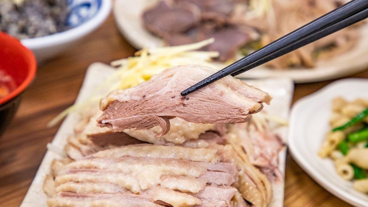 「無骨鵝肉切盤」(380元,大份)鵝肉堆得像座小山,肉質鮮嫩美味。(圖/大手牽小手。玩樂趣提供)