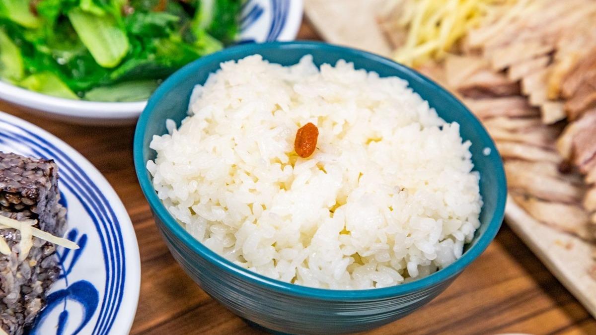 如果有點鵝肉切盤,強烈推薦再點「鵝汁拌飯」(20元)一起吃。(圖/大手牽小手。玩樂趣提供)