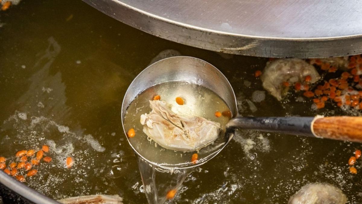 蒜蓉醬、鵝油辣椒、鵝高湯都是免費供應,可以自由取用。(圖/大手牽小手。玩樂趣提供)