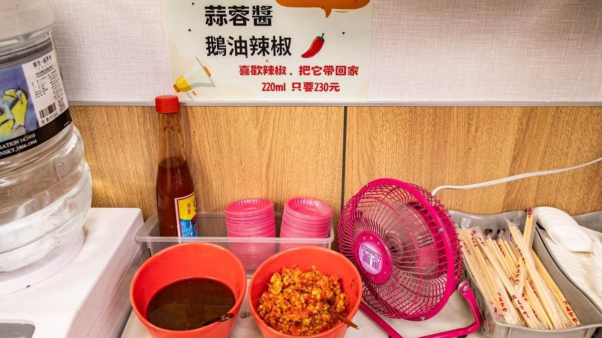 蒜蓉醬、鵝油辣椒、鵝高湯都是免費供應,可以自由取用。(圖/大手牽小手。玩樂趣提供)