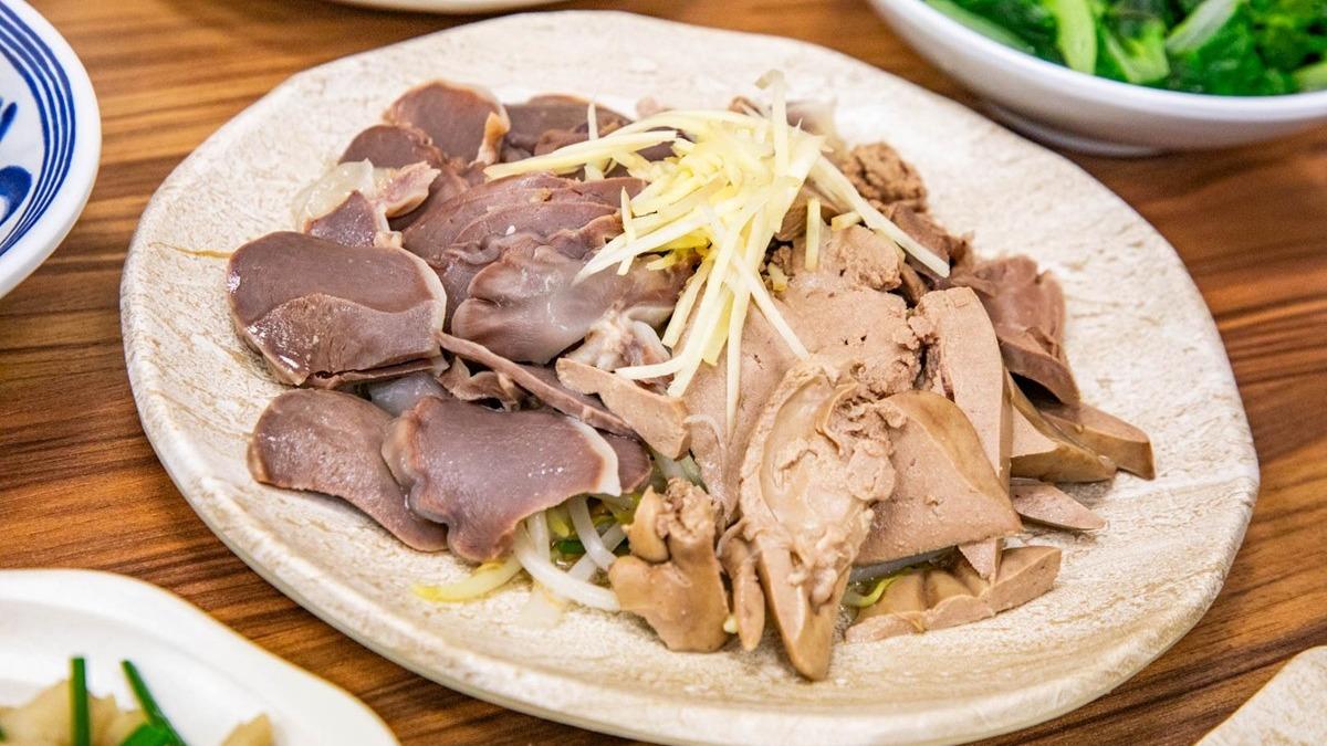 韭菜豆芽綜合鵝下水」(130元)裡面有鵝胗、鵝肝、鵝心,不沾醬也有淡淡的鹹香,完全不怕有腥味。(圖/大手牽小手。玩樂趣提供)