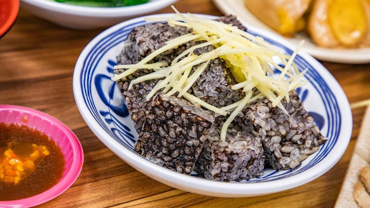「鵝血糕」(50元)是用鵝高湯煮的,愛吃辣的朋友可以加上鵝油辣椒更香。(圖/大手牽小手。玩樂趣提供)