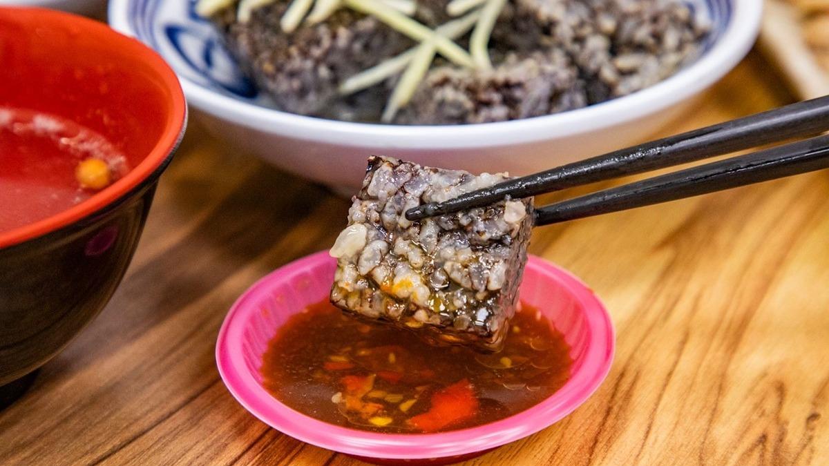 「鵝血糕」(50元)是用鵝高湯煮的,愛吃辣的朋友可以加上鵝油辣椒更香。(圖/大手牽小手。玩樂趣提供)