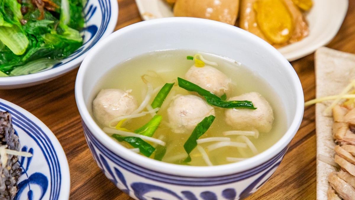「鵝丸湯」(30元)鵝丸彈牙口感,一口咬下鮮美飽滿的肉汁溢滿嘴中。(圖/大手牽小手。玩樂趣提供)
