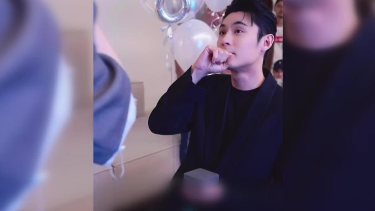 陳奕下跪求婚（圖／翻攝陳奕Instagram）