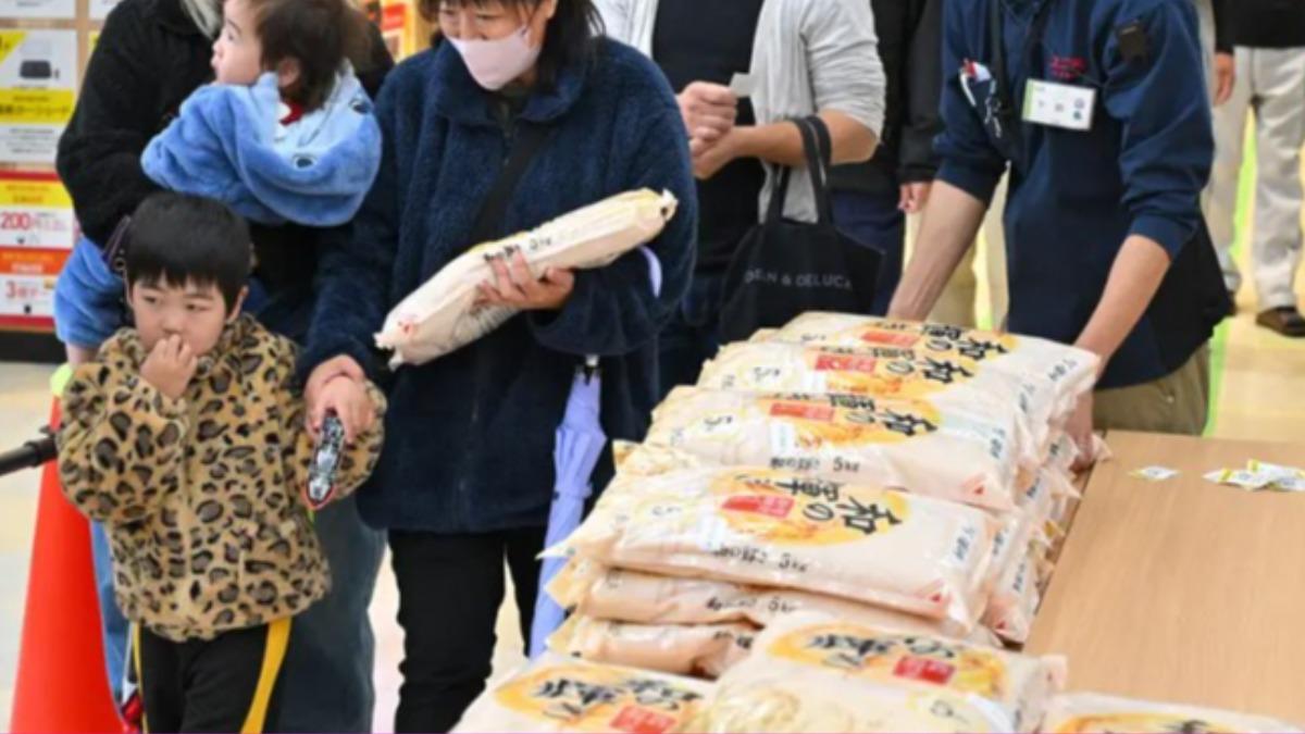 「Unidy松戶常盤平店」31日上午9時開賣5公斤裝的儲備米,每人限購1包。(圖/翻攝自每日新聞)