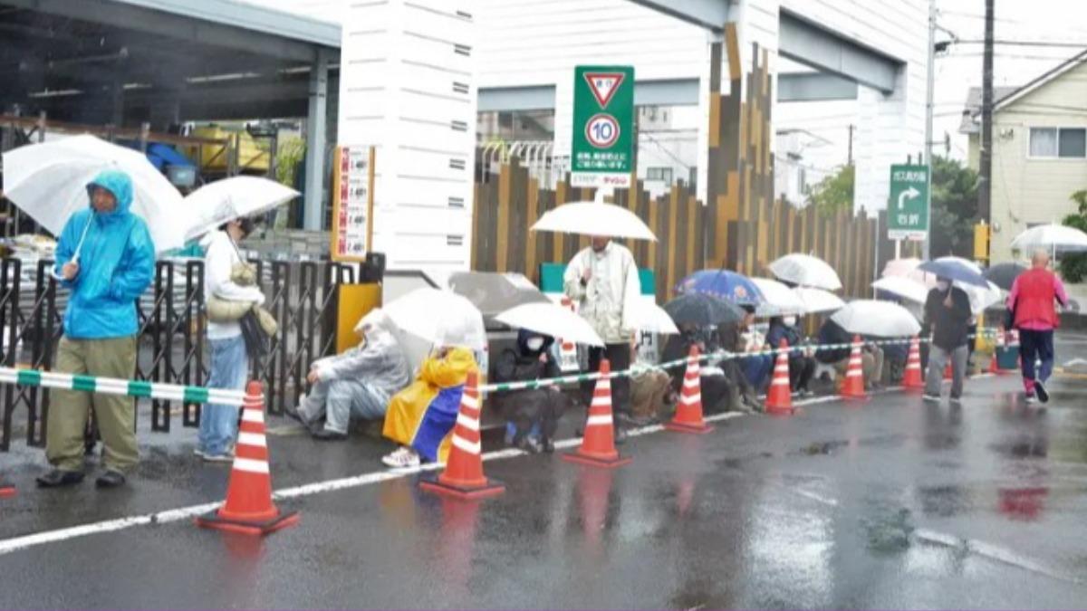 儘管現場下雨,但上午7時30分左右排隊的人數已達約250人。(圖/翻攝自每日新聞)