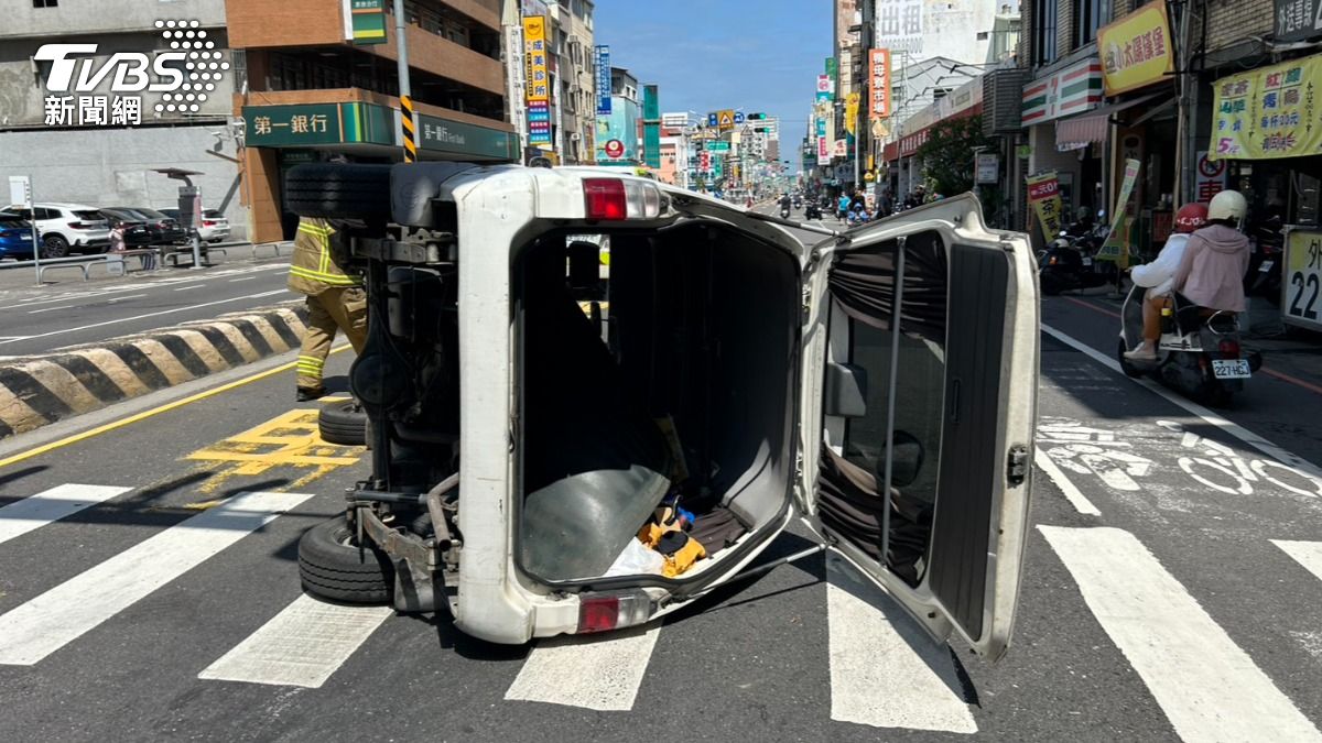 快訊/端午立蛋你立車!台南男自撞分隔島 車翻覆卡路中央