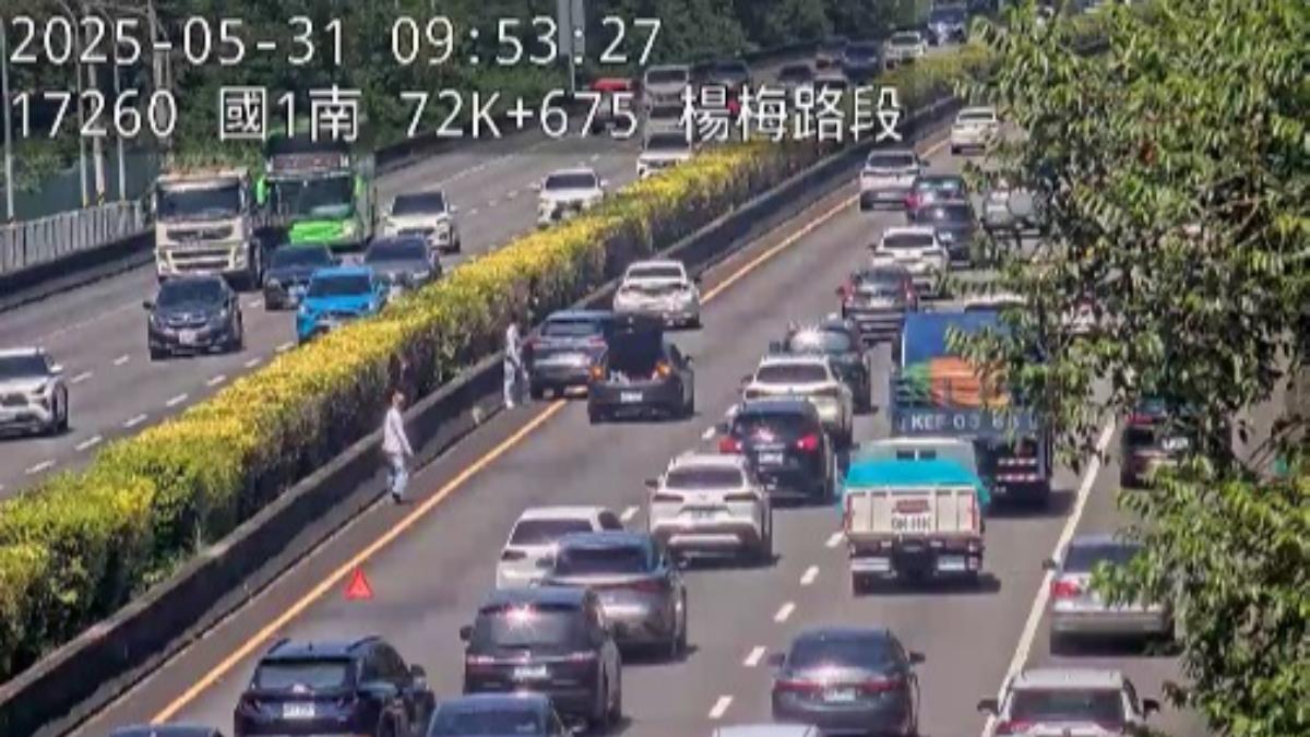 國1南向73公里處發生3輛小客車追撞事故,占用內線車道。(圖/高公局提供)