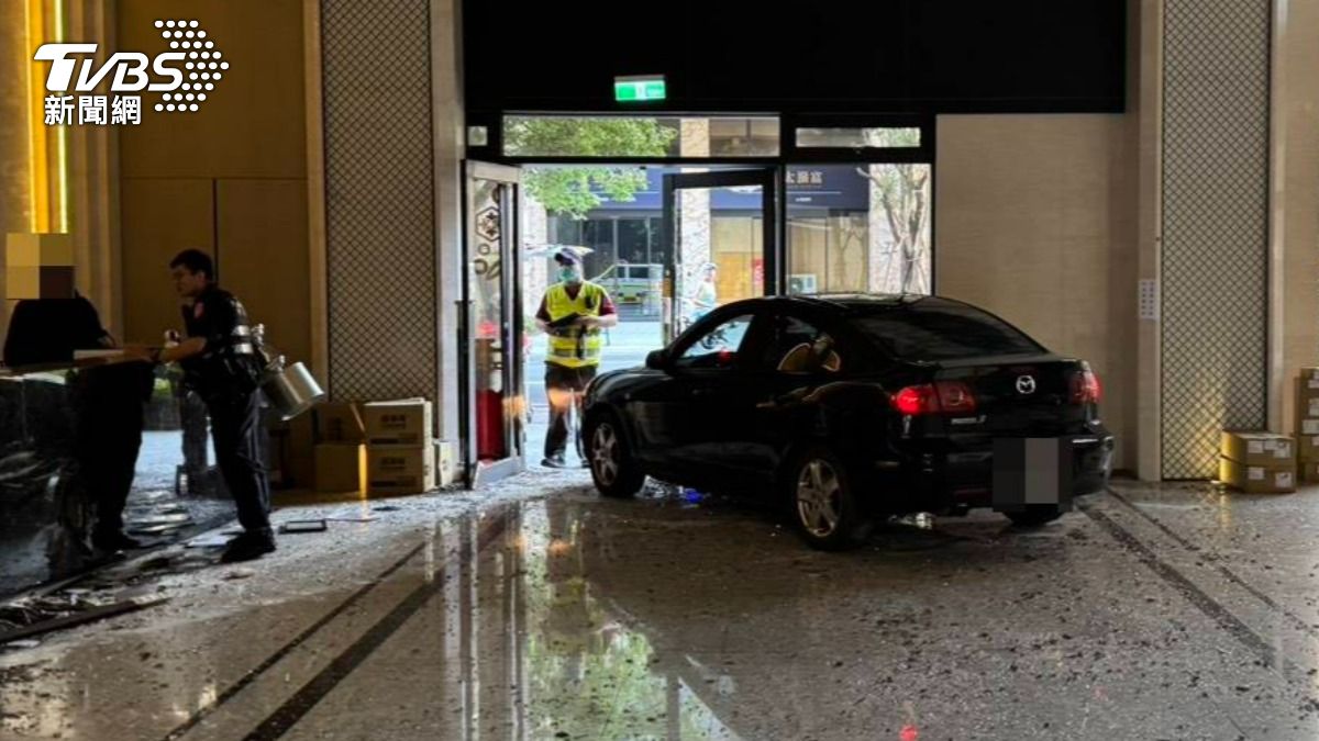 桃園男爛醉與警衛吵架!家人不挺他怒了 竟帶3歲兒開車撞大廳