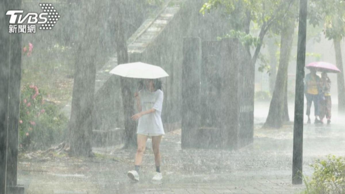 梅雨季不怕一身濕!日雜貨1新品超方便 網讚:今年最棒發明