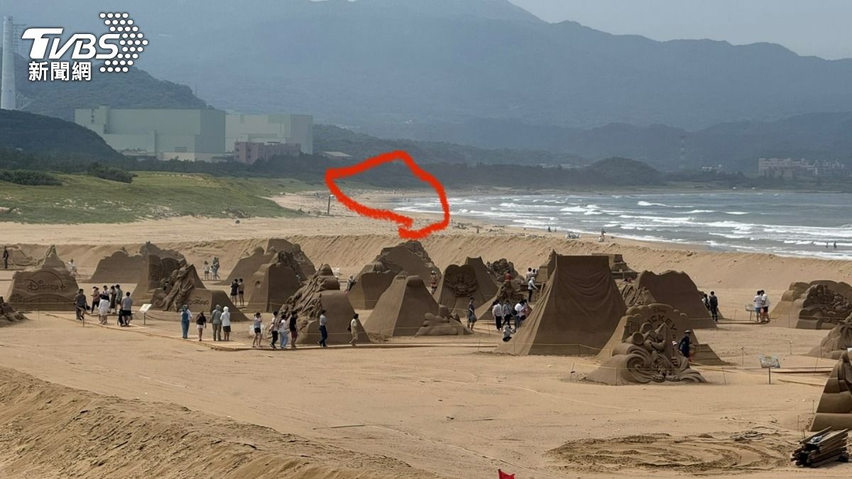 外國客貢寮戲水遭浪捲走，最後在沙灘區尋獲。（圖／TVBS）
