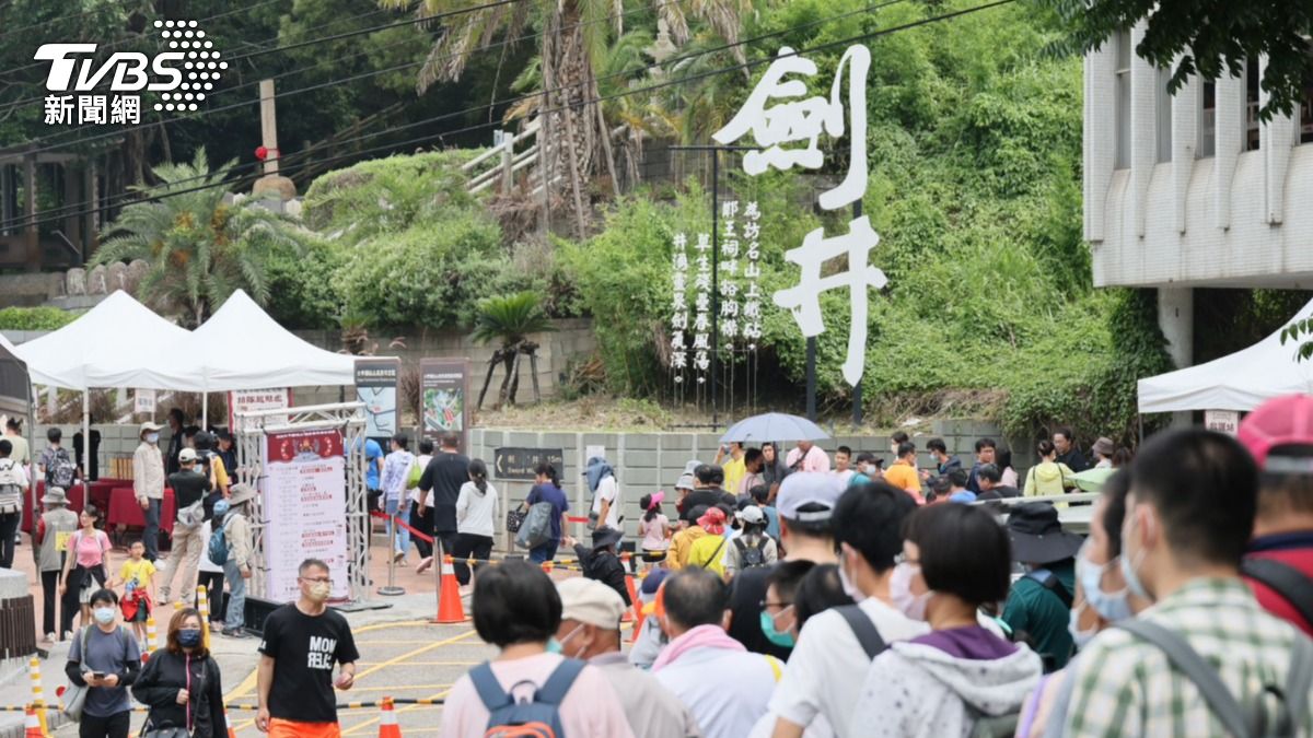 搶端午「午時水」人潮爆滿 台中劍井限量500瓶秒殺