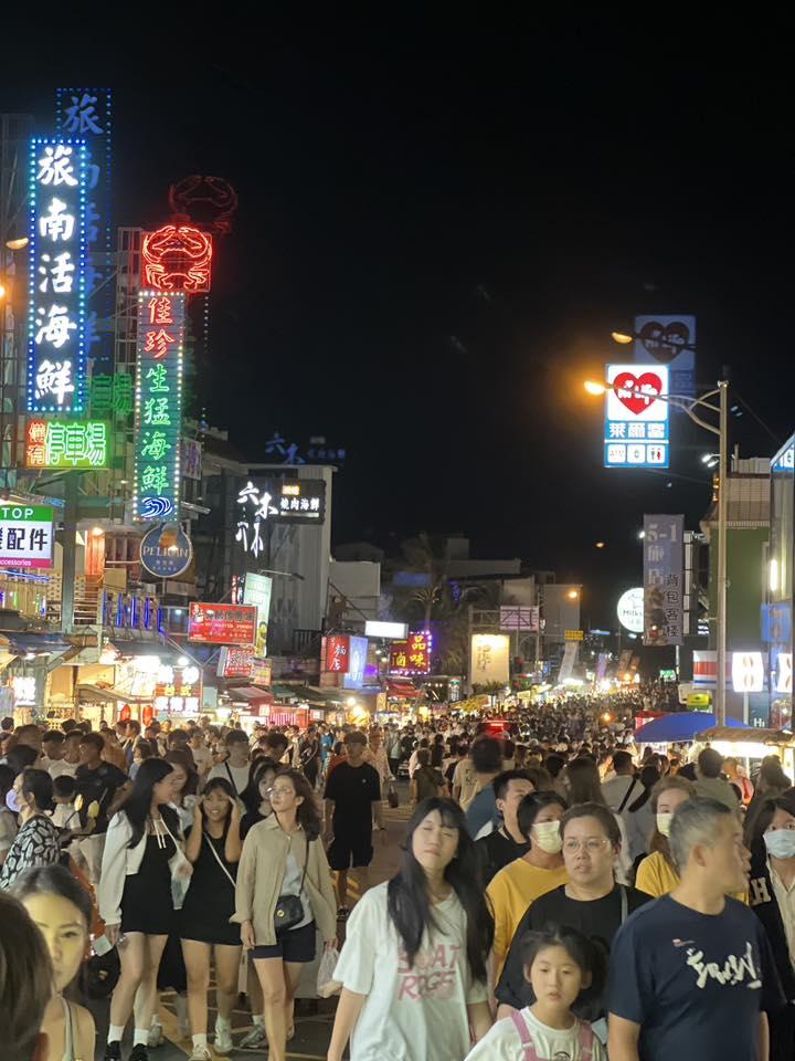墾丁大街的人潮十分驚人。(圖/高雄美食地圖臉書)
