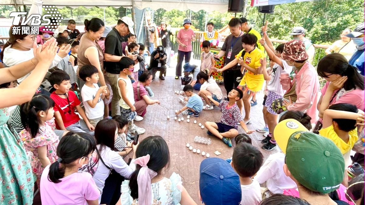民眾玩立蛋。(圖/TVBS)
