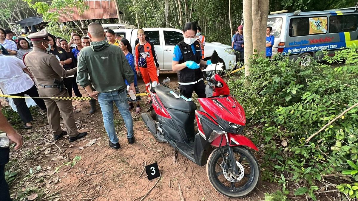 命案現場死者的機車。(圖/翻攝自Facebook ร้อยเอ็ดทันข่าว)