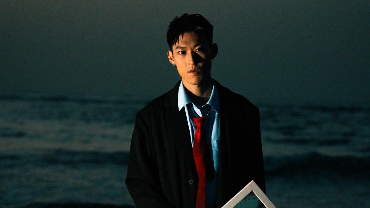 男星在海邊被浪沖打「全身濕」!模樣超狼狽 起底竟是《原子》成員