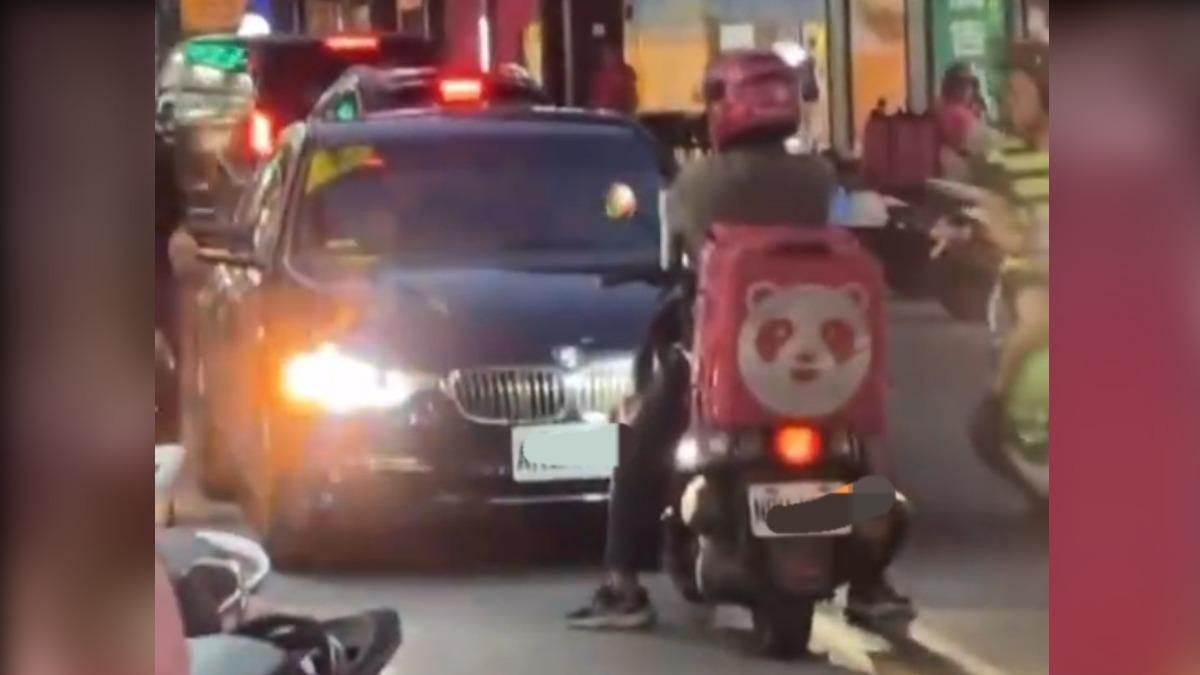 雙B誤闖禁行道!外送員霸氣攔車 剪髮客搬椅現場追劇