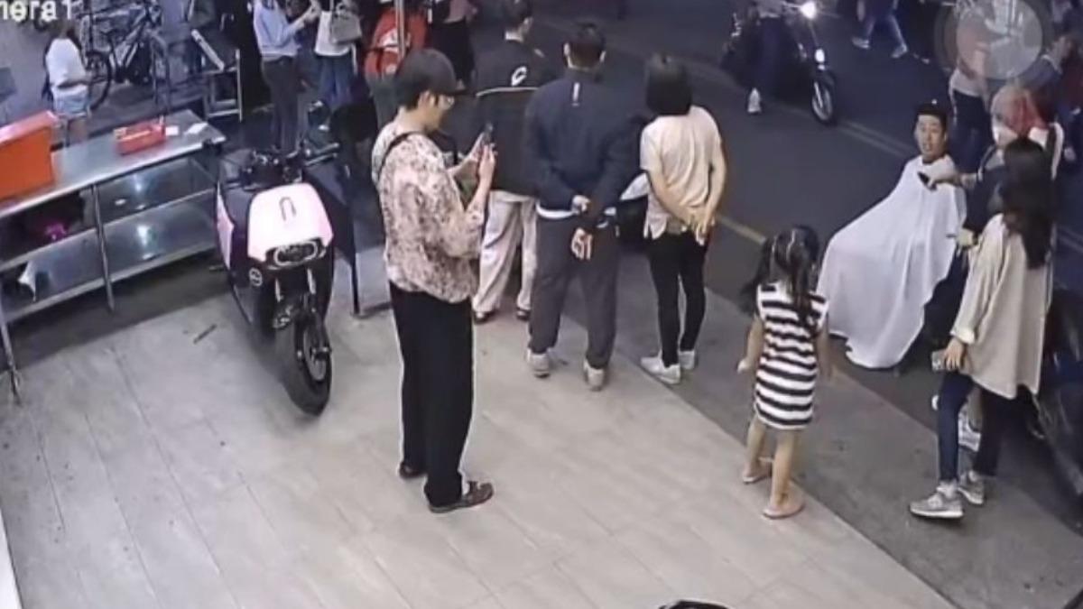 塞車現場!雙B與熊貓對峙 剪髮客人直擊全程。(圖/民眾提供)
