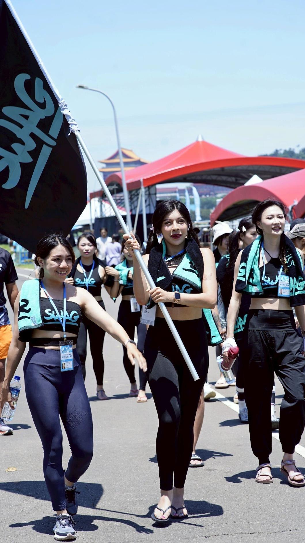 SWAG女神隊完賽後,粉絲夾道應援凱旋,人氣爆棚。(圖/SWAG提供)