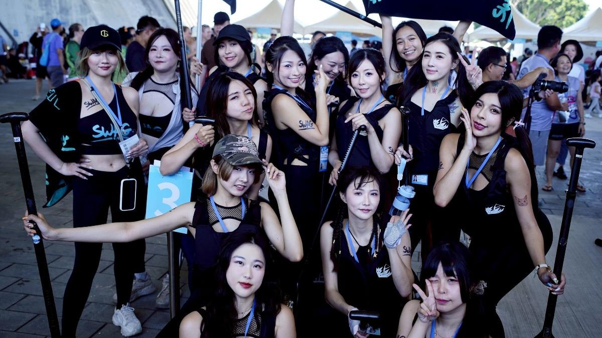 隊長米歐(前排右二)奮力領軍,女神隊順利完賽,挑戰極限、夢想達陣!。(圖/SWAG提供)
