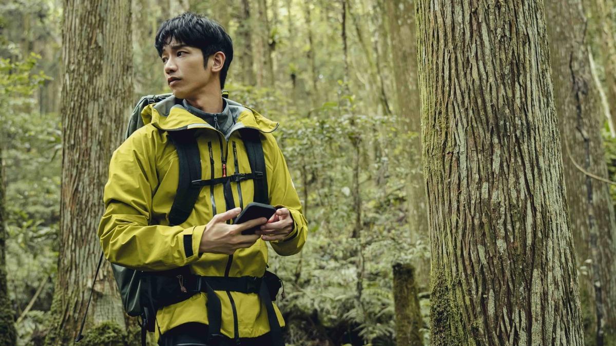 《山忌黃衣小飛俠》最新花絮曝光,劉以豪等一眾演員得在泥地中打滾,相當辛苦。(圖/翻攝山忌黃衣小飛俠臉書)
