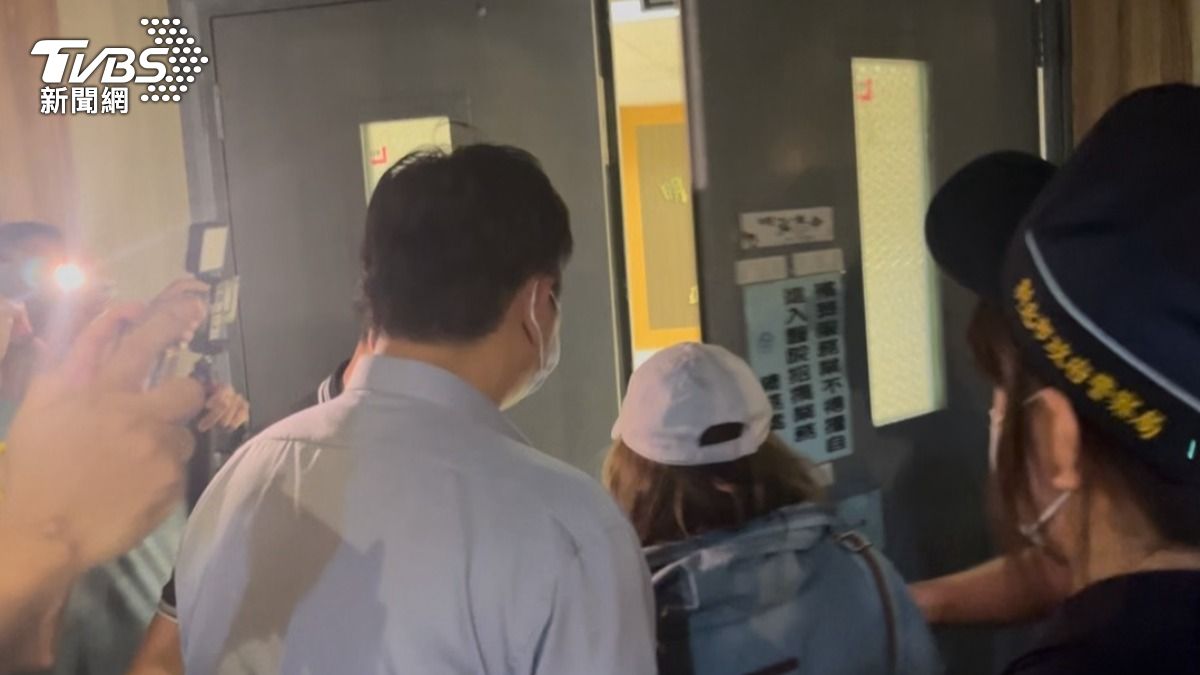 余翁的妻子及兒子也到場相驗。(圖/蕭沁梅攝)