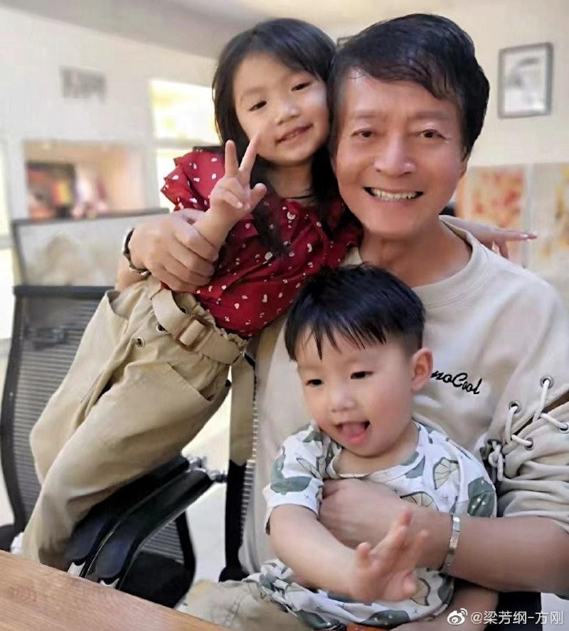 多年來方剛都是「單身」一名，跟親朋戚友的孩子打成一片，當他們孫子孫女般疼惜。（圖／翻攝自微博＠梁芳綱-方剛）