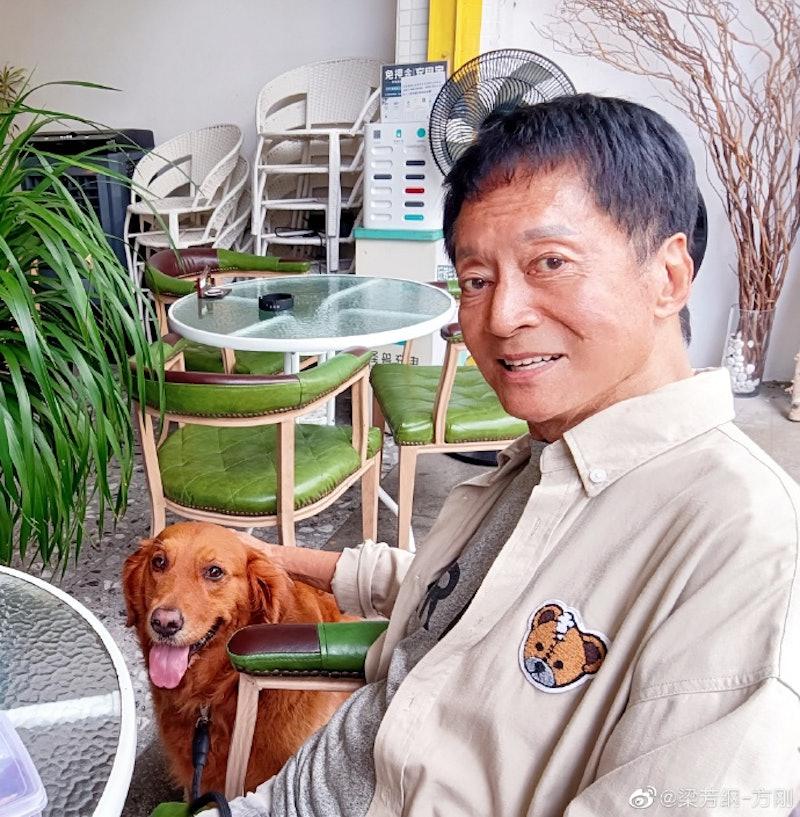 方剛生活無憂，過著真正住在洋樓、養著外國狗的悠閒自在生活。（圖／翻攝自微博＠梁芳綱-方剛）
