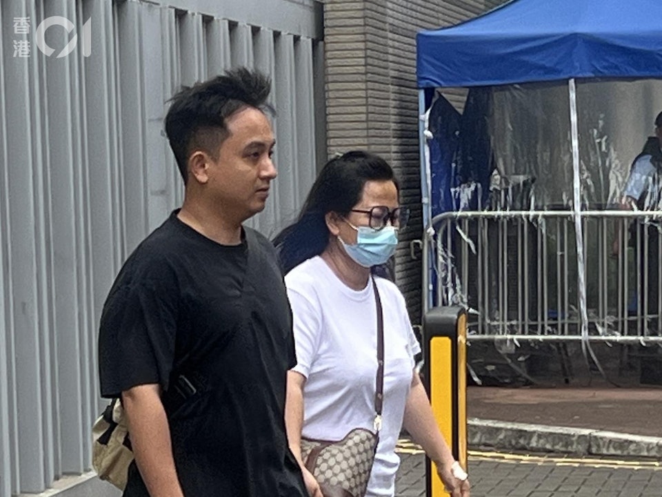 何太今穿着紫色風衣到法庭應訊。(圖/香港01)