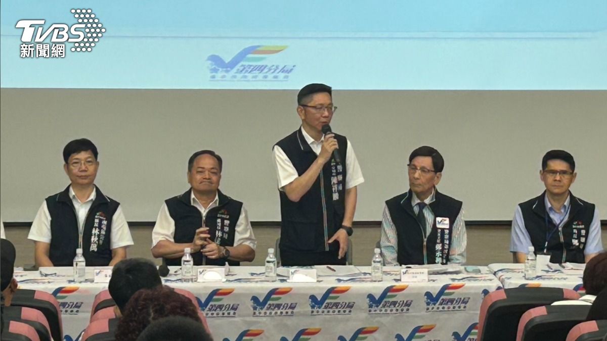 第四分局長陳祥麟主持「社區治安會議」,宣導相關詐騙訊息。(圖/TVBS)