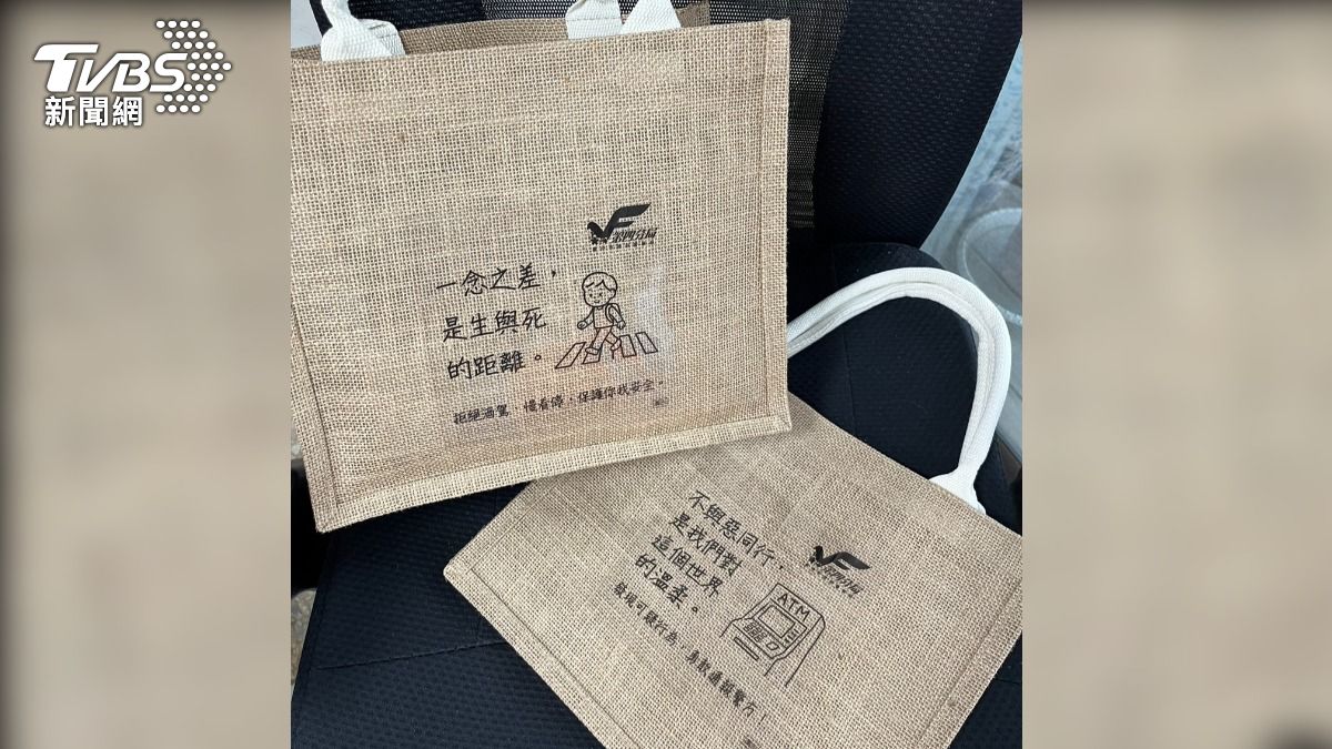 第四分局發送反詐、交通宣導提袋。(圖/TVBS)