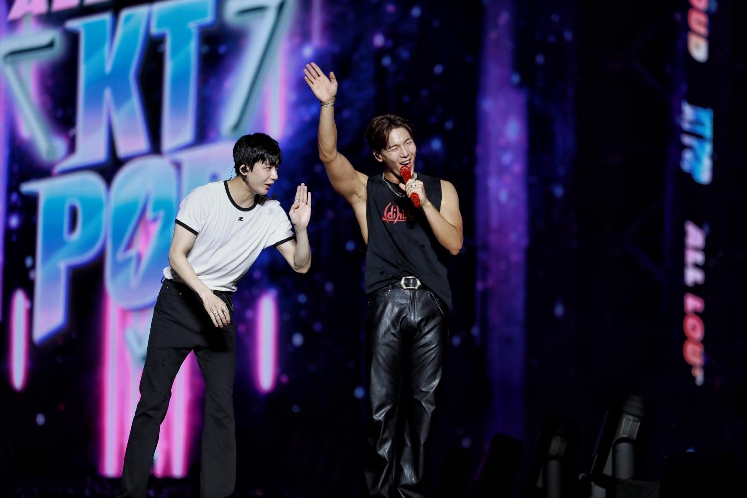 SHOWNU X HYUNGWON賣力演出，兩人都唱到全身溼。（圖／讀者提供）