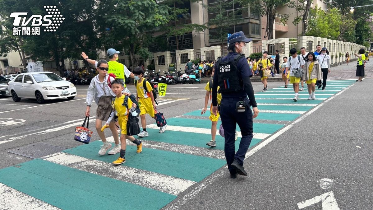 台中市交通警察大隊5月27至29日執行「行人正義大執法」,共舉發1217件違規。(圖/TVBS)