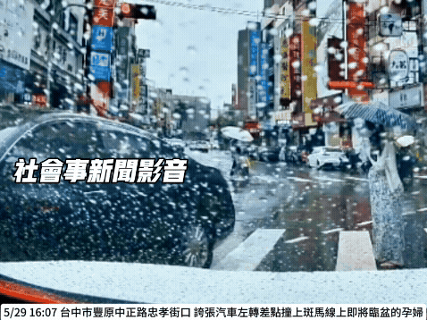 轎車未減速,孕婦便連忙往後退5步躲避。(圖/翻攝自社會事影音新聞)