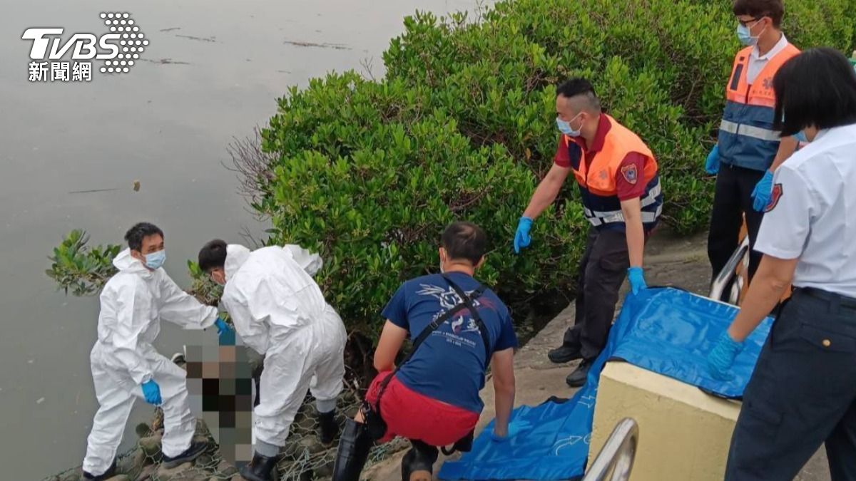 警消人員將死者打撈上岸,死因有待警方後續釐清。(圖/TVBS)