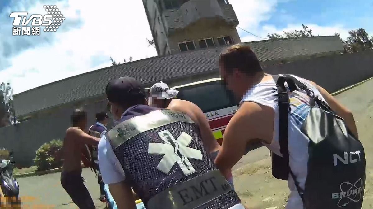 警消獲報後協助將男子送醫。(圖/TVBS)