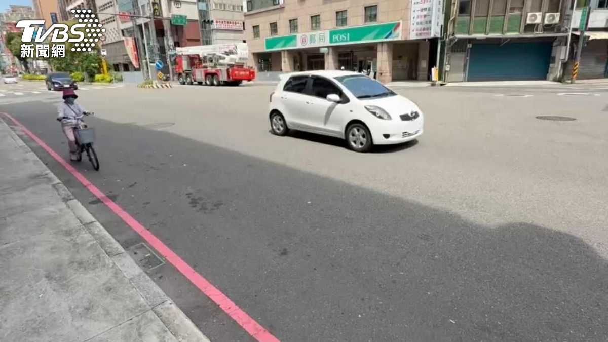 酒駕車禍2人受傷送醫。(圖/TVBS)