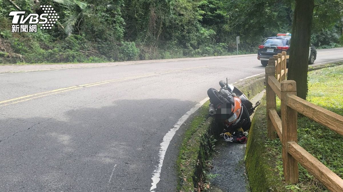 黃男疑似不滿游男機車排放的煙太臭,就加速把游男攔下。(圖/TVBS)