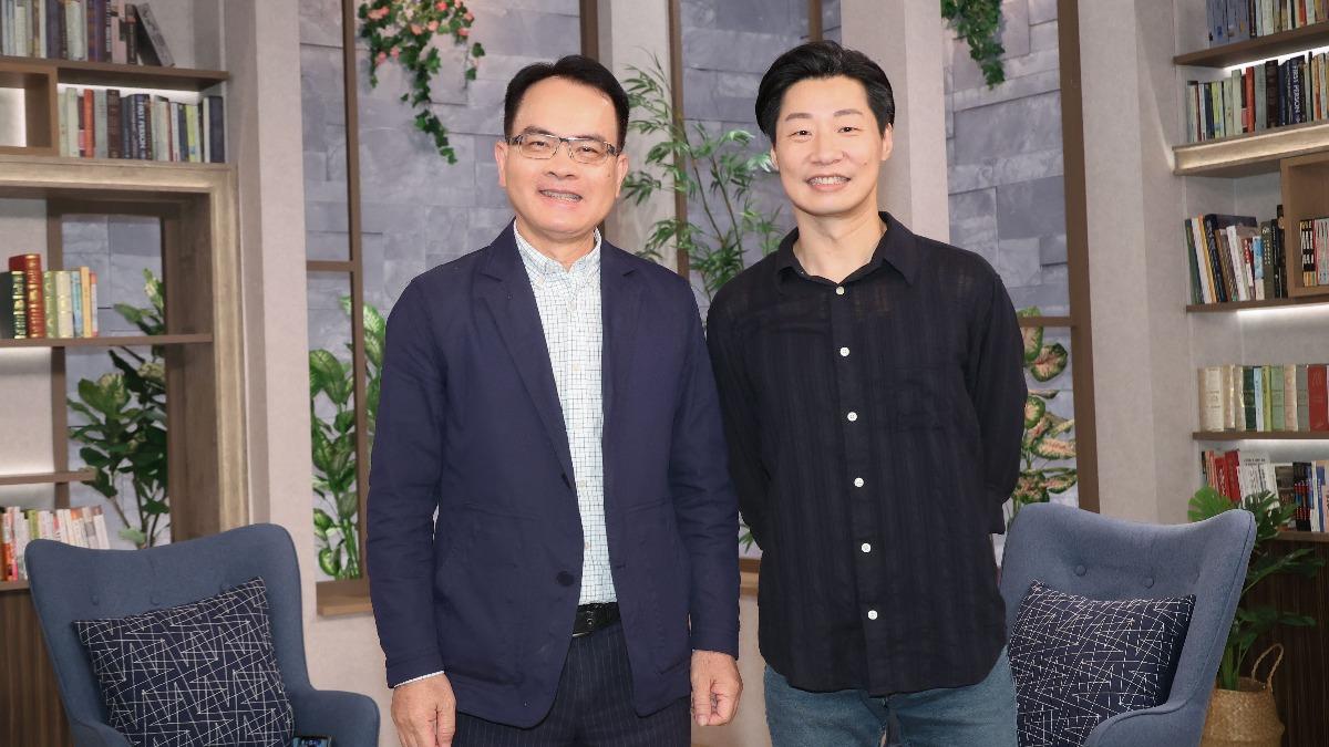 鄭弘儀和林昶佐在節目中對談。(圖/三立提供)