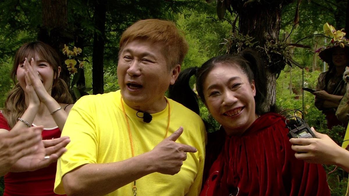 如花和胡瓜一起玩遊戲。(圖/民視提供)
