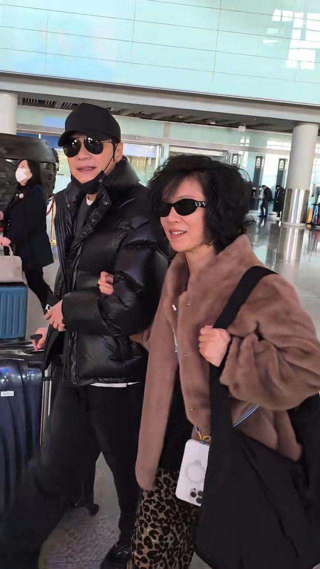 羅嘉良與老婆蘇岩在機場被偶遇。（圖／翻攝自Tvbb大家庭FB）