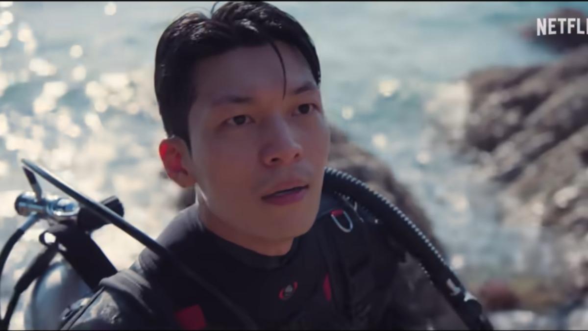 魏嘏雋飾演的警察黃俊昊在調查可能揭開整個陰謀的最終線索。(圖/翻攝自Netflix YT)