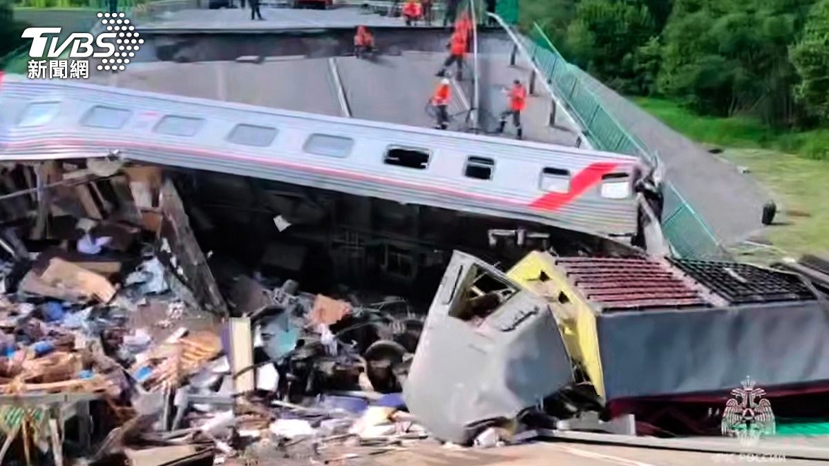 俄羅斯2橋梁離奇倒塌火車出軌（圖／達志影像美聯社／俄羅斯緊急部門）