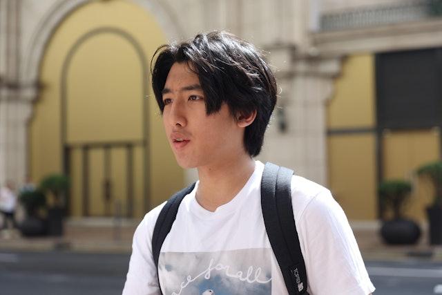 17歲的趙先生是海運戲院的「支持者」,他指出海運戲院螢幕大、層高高、空間闊,「有種很特別的味道」。(圖/香港01)