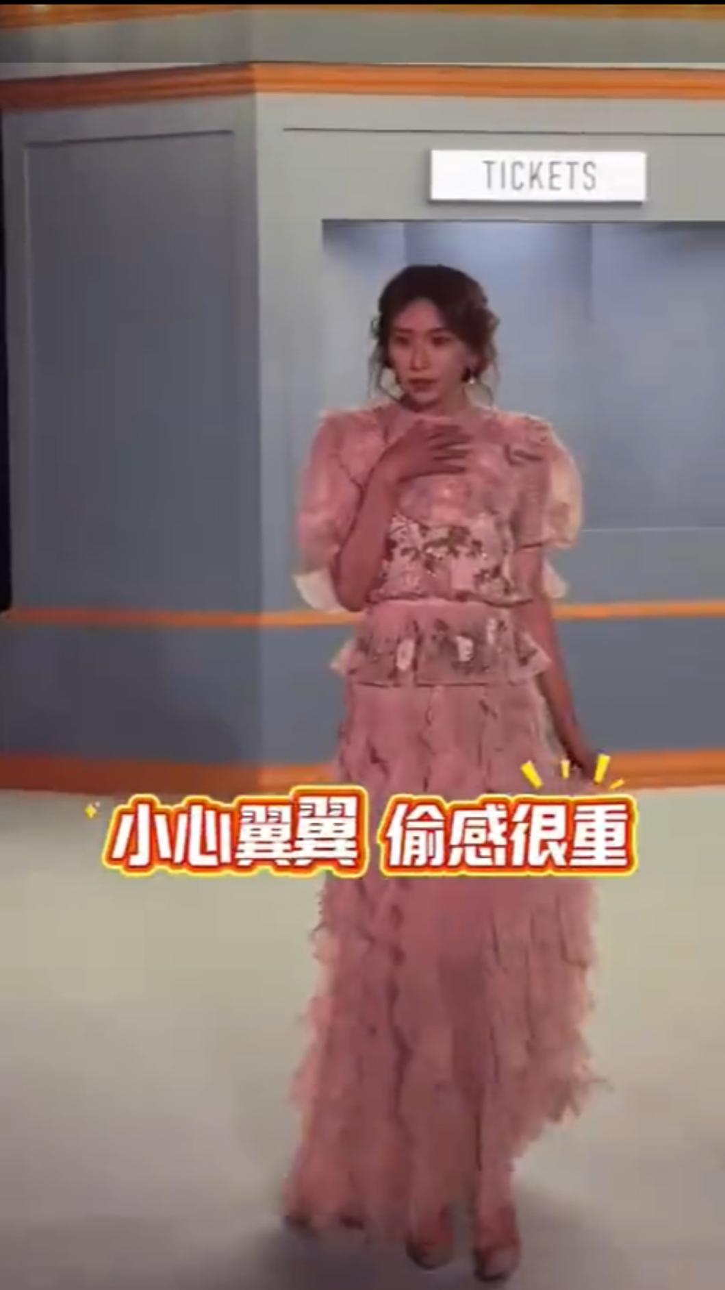 林志玲近期出席活動時走路姿勢遭網友批評。(圖/翻攝自微博)