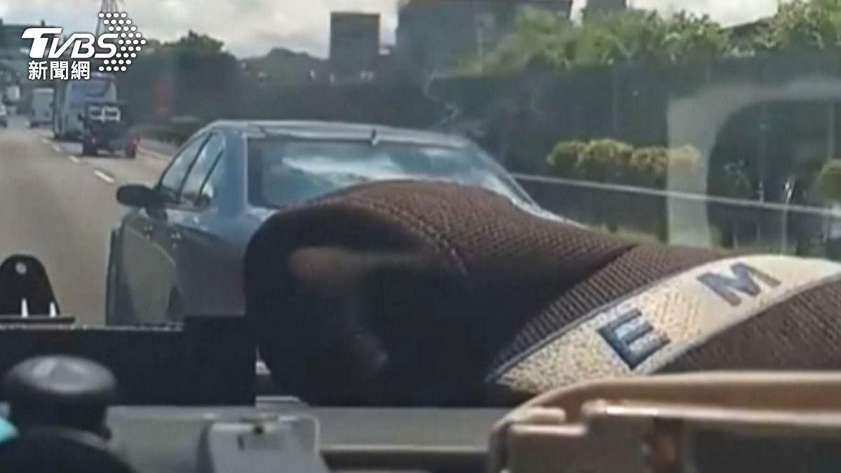 國道擋救護車1分鐘!老翁辯「年紀大開車保守」 法官不信吊銷駕照
